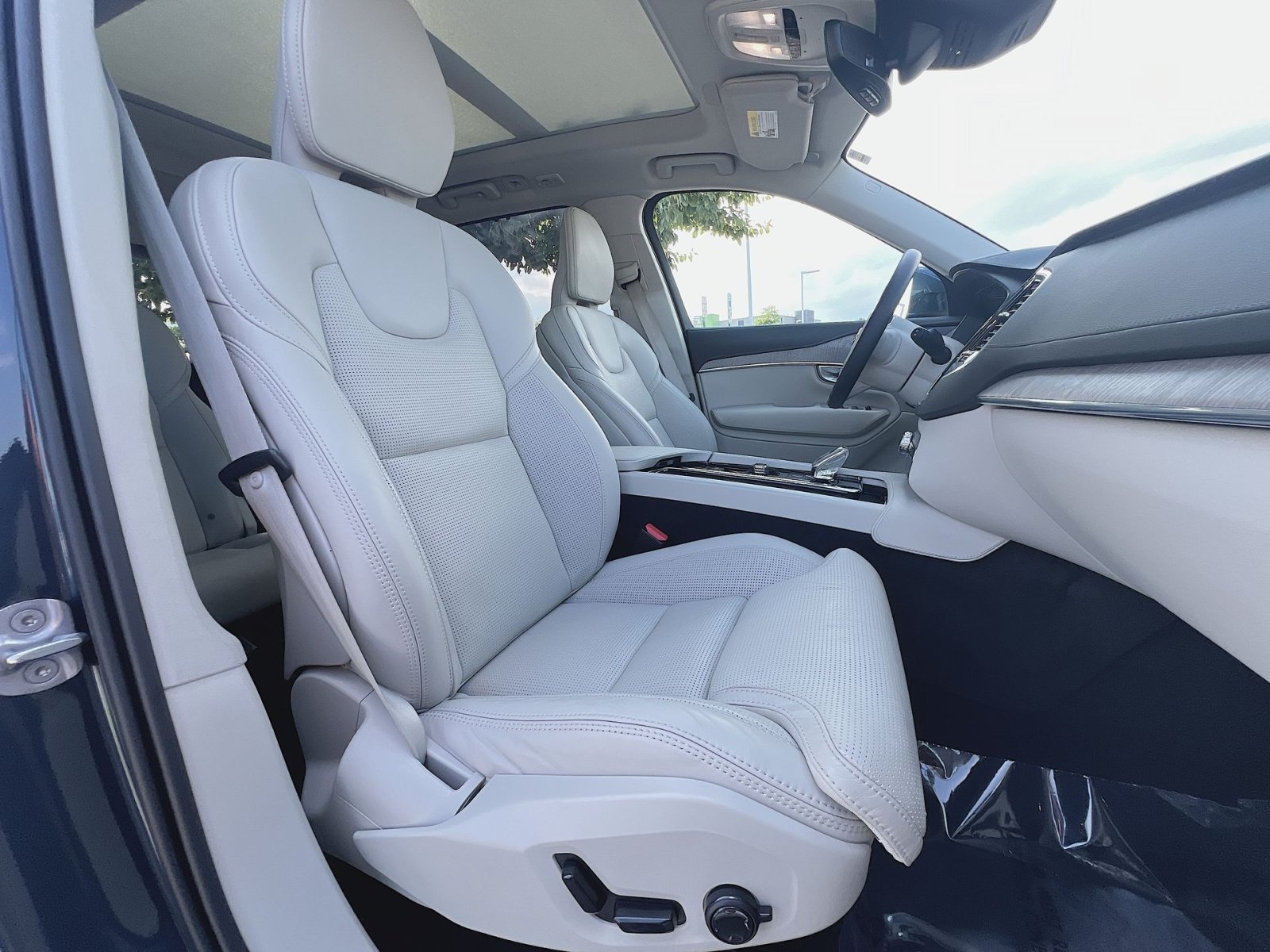 Certified 2024 Volvo XC90 B6 Ultimate w/ Protection Package Premier AWD/4WD image 28
