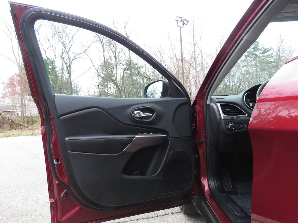 Used 2019 Jeep Cherokee Limited image 9