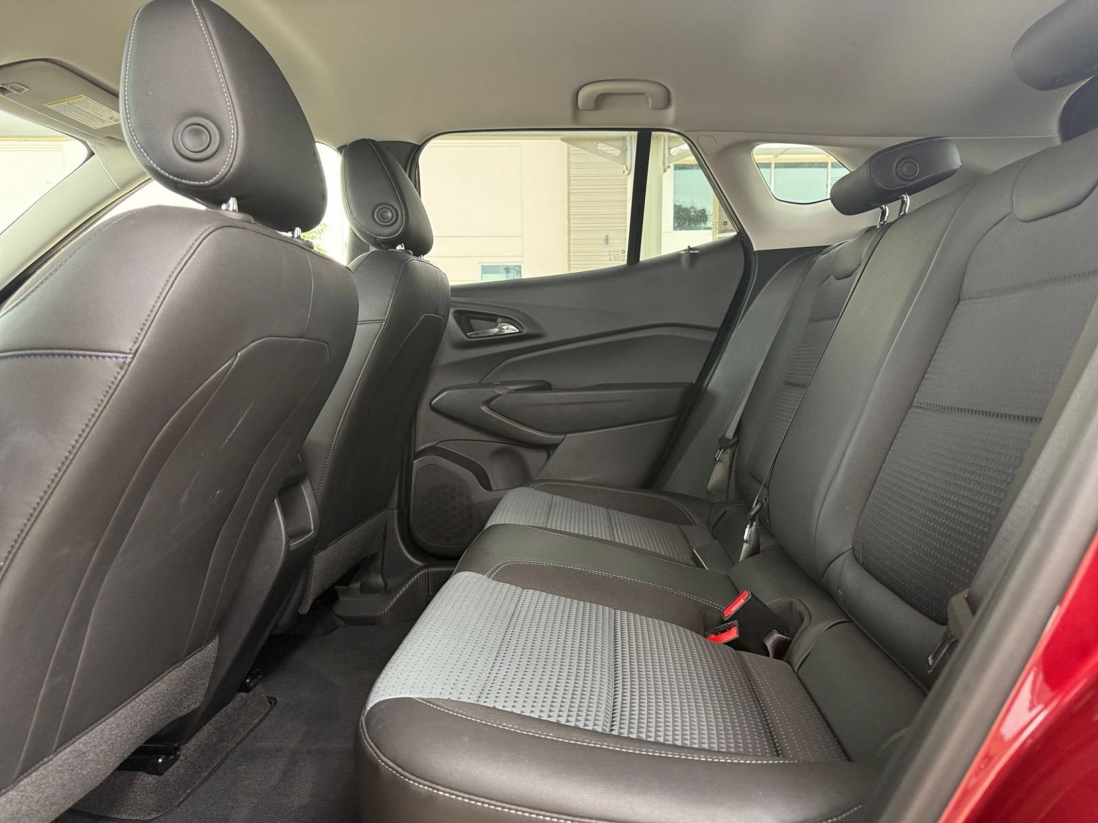Used 2025 Chevrolet Trax LT FWD image 25