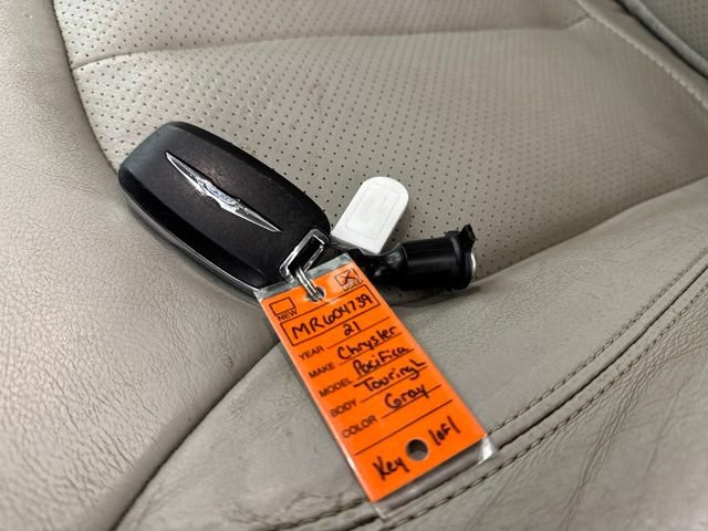 Used 2021 Chrysler Pacifica Touring-L FWD image 32
