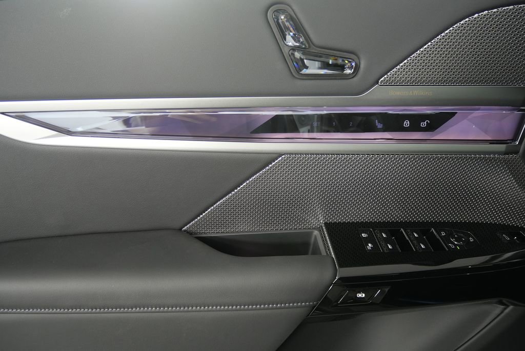 Used 2025 BMW i7 eDrive50 image 8