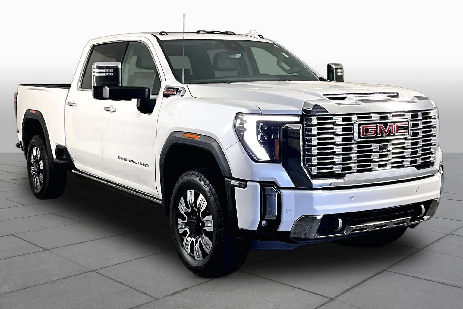 Used 2024 GMC Sierra 2500 Denali w/ Denali Reserve Package AWD/4WD image 3