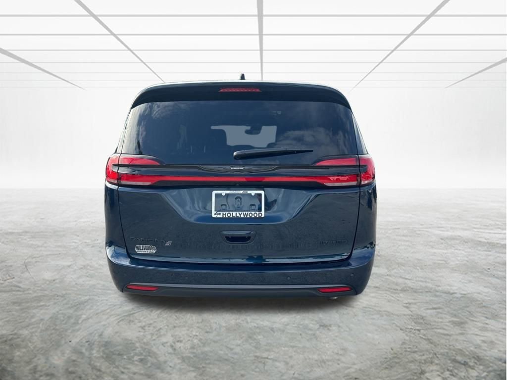 New 2025 Chrysler Pacifica Limited image 5
