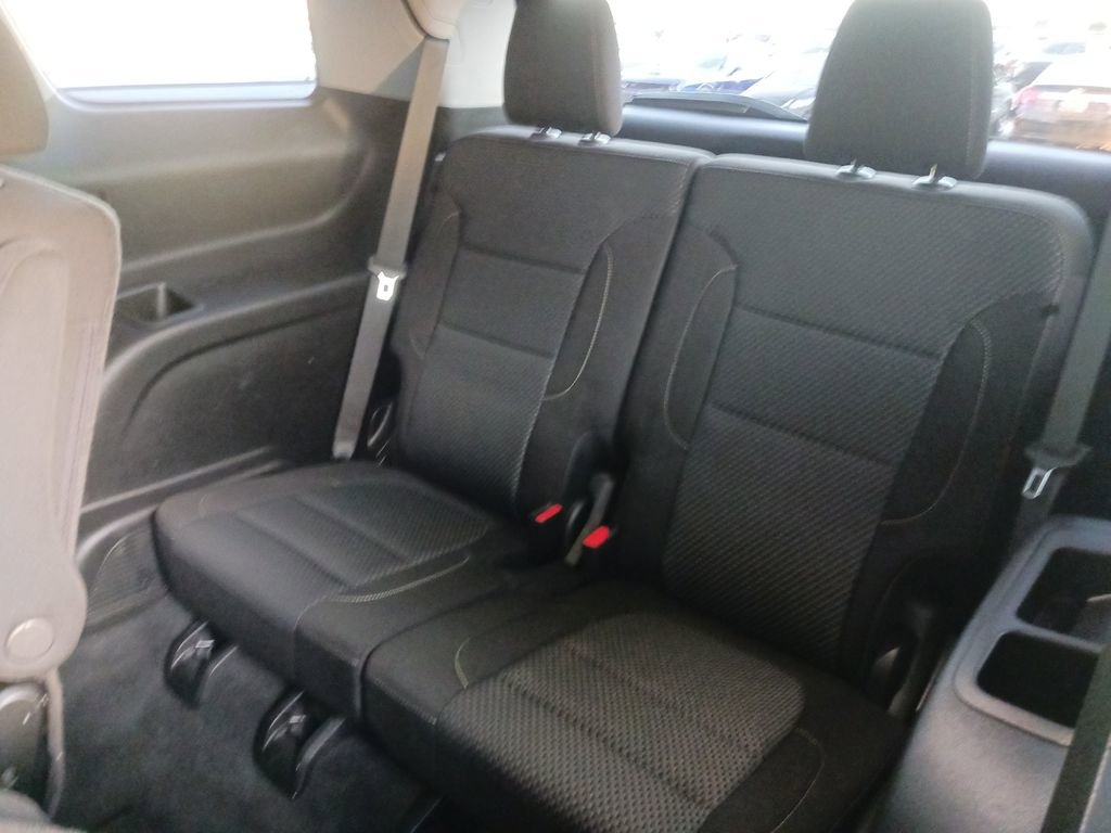 Used 2023 GMC Acadia SLE image 28