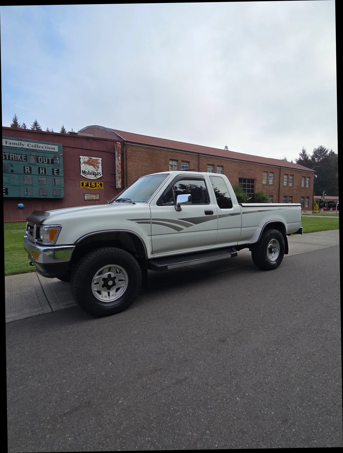 Used 1992 Toyota Pickup SR5 AWD/4WD image 2