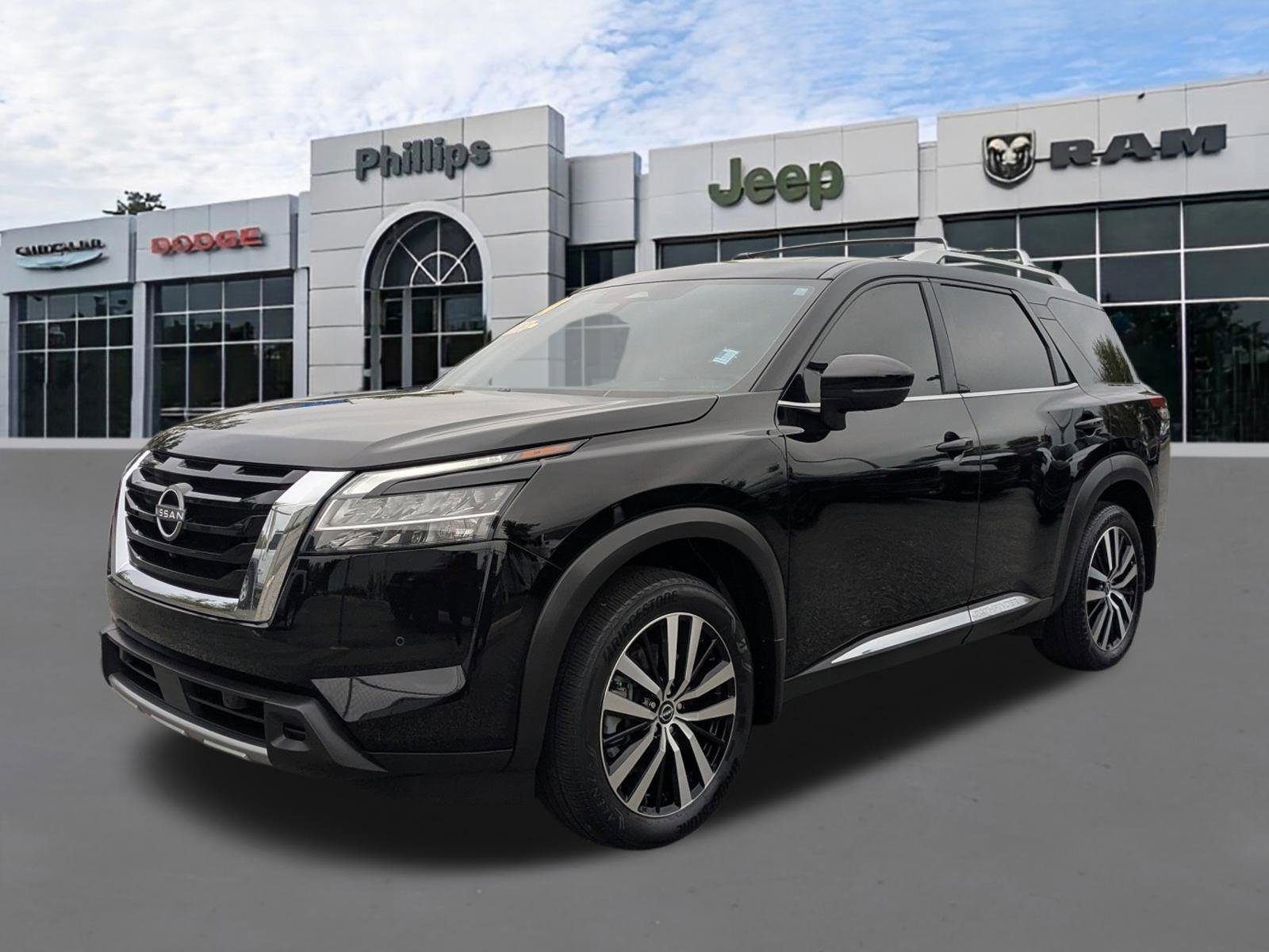 Used 2024 Nissan Pathfinder Platinum image 7