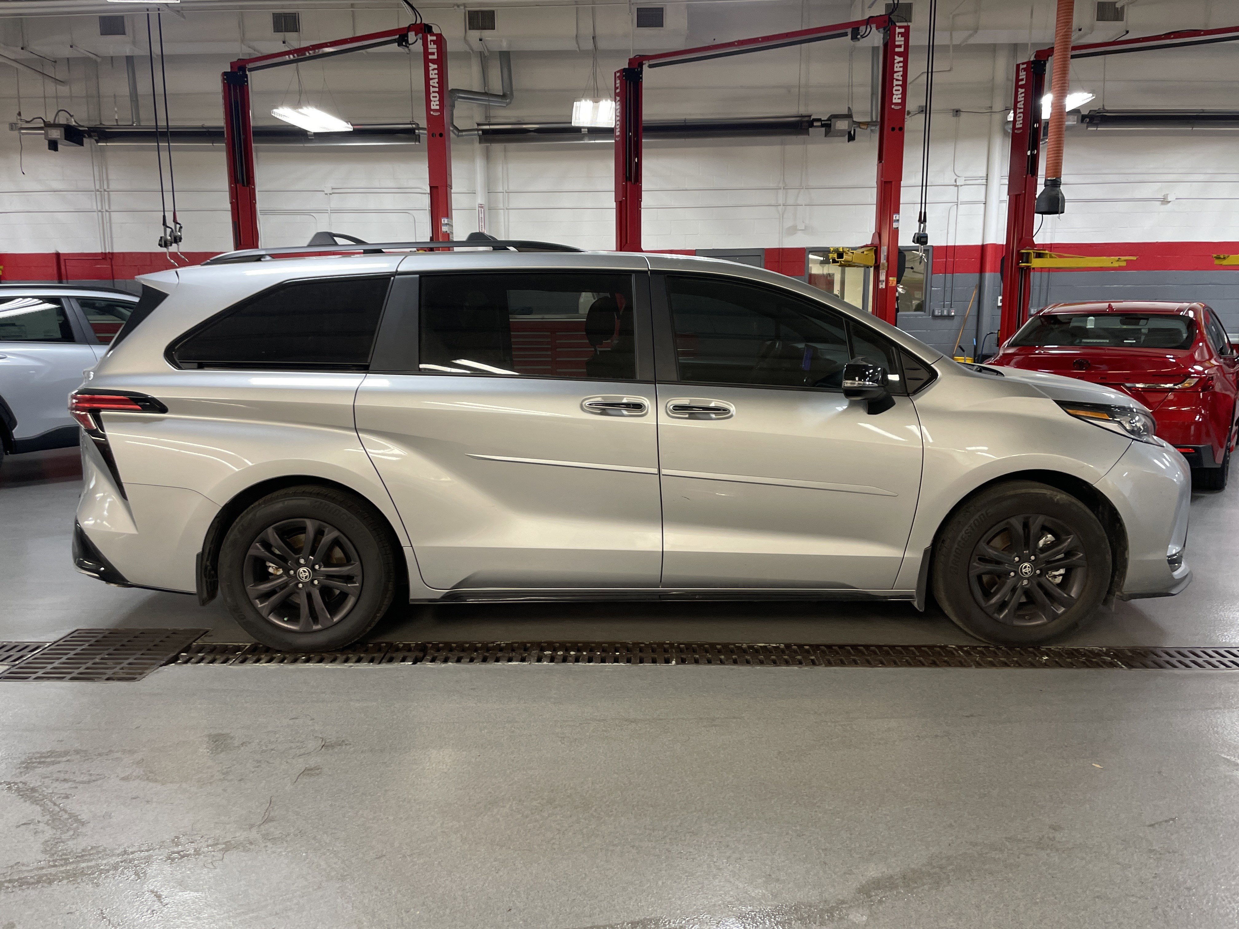 Used 2025 Toyota Sienna XSE w/ XSE Premium Package image 7