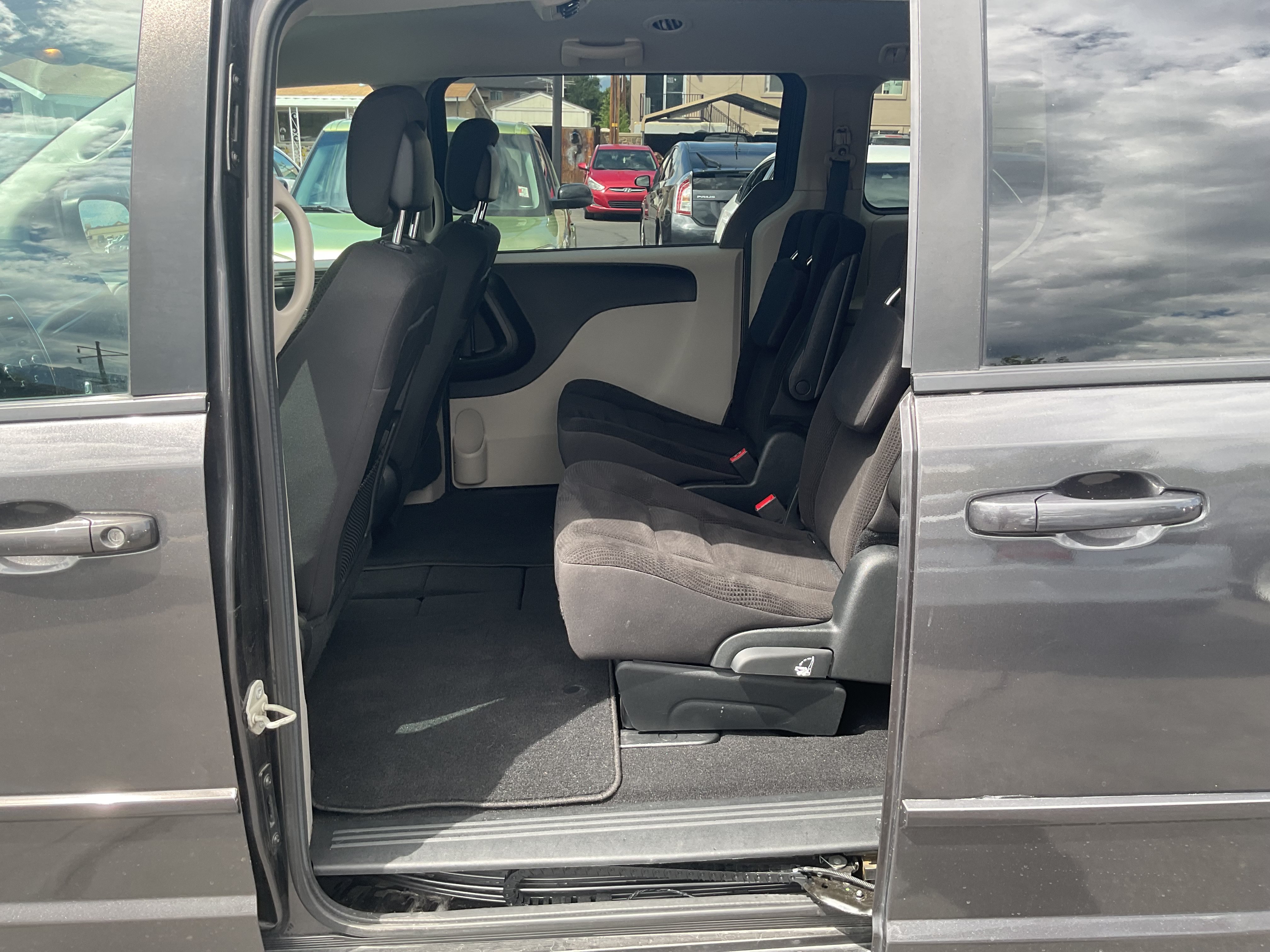 Used 2017 Dodge Grand Caravan SE w/ UConnect Hands-Free Group FWD image 19