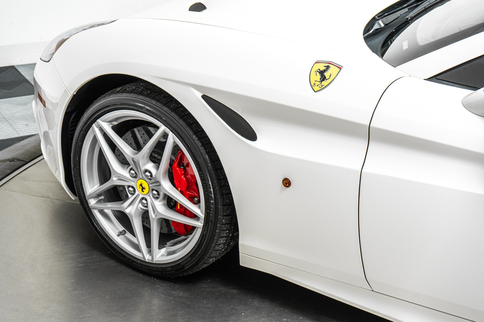 Used 2016 Ferrari California T RWD image 36