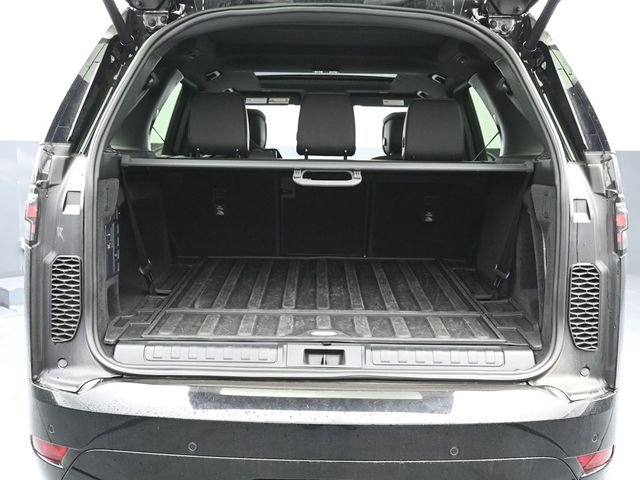 Used 2024 Land Rover Discovery Dynamic SE AWD/4WD image 14