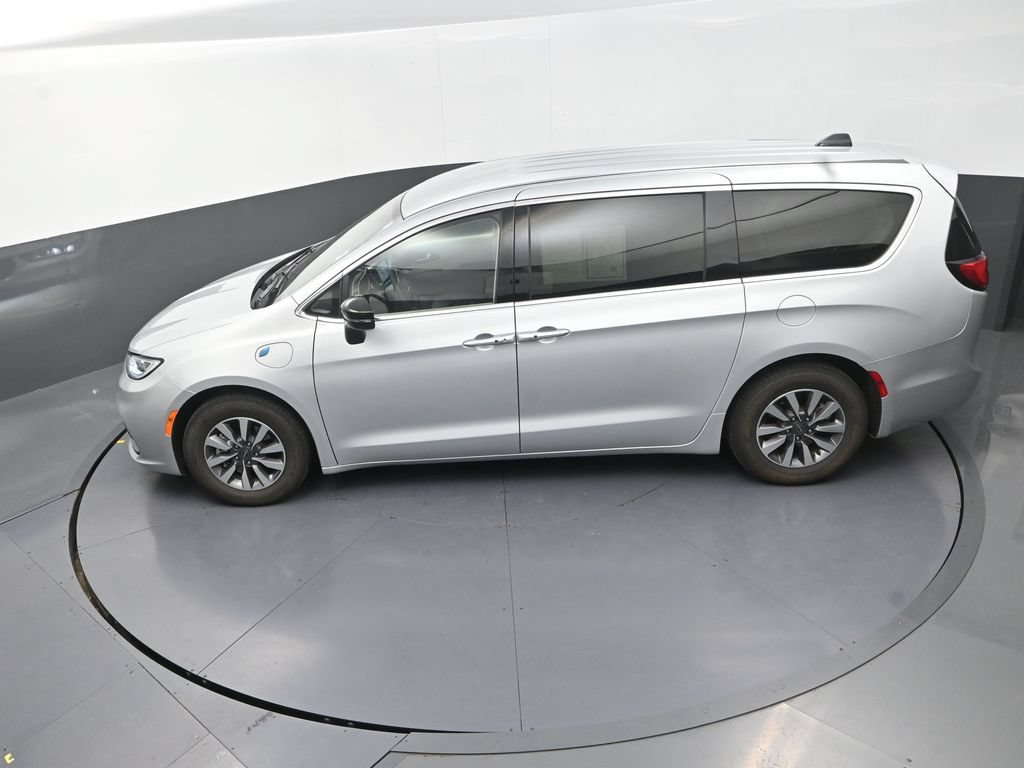 Used 2024 Chrysler Pacifica Limited FWD image 16
