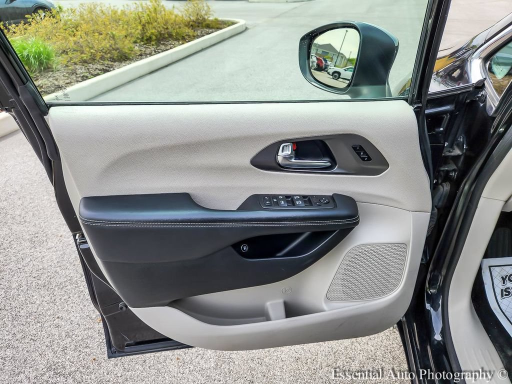 Used 2023 Chrysler Pacifica Touring-L FWD image 23