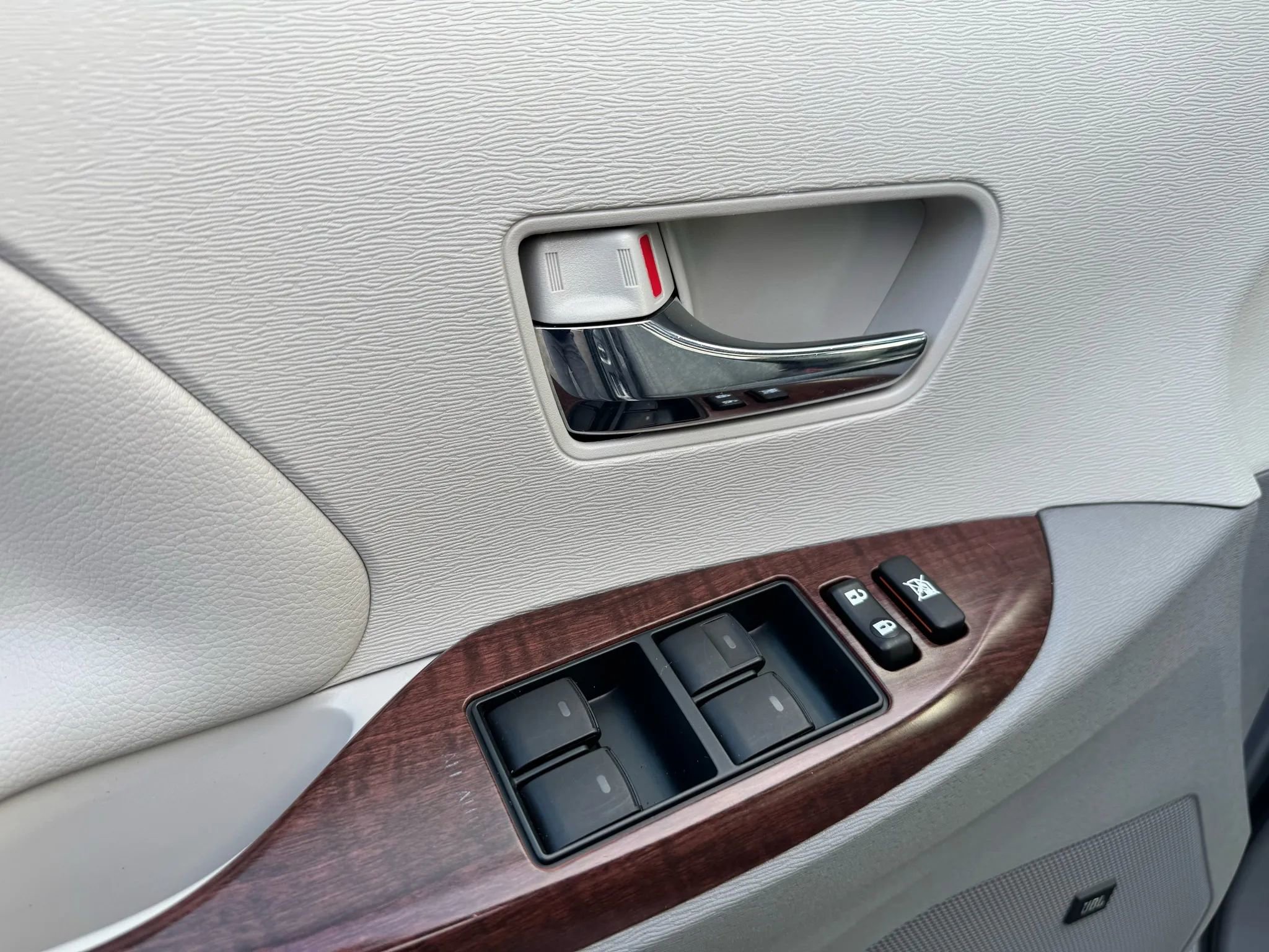 Used 2014 Toyota Sienna XLE w/ XLE Premium Package AWD/4WD image 35