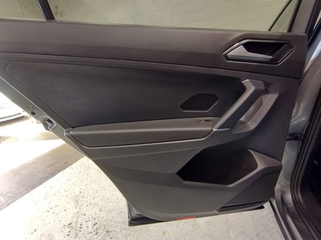 Used 2018 Volkswagen Tiguan SEL AWD/4WD image 34