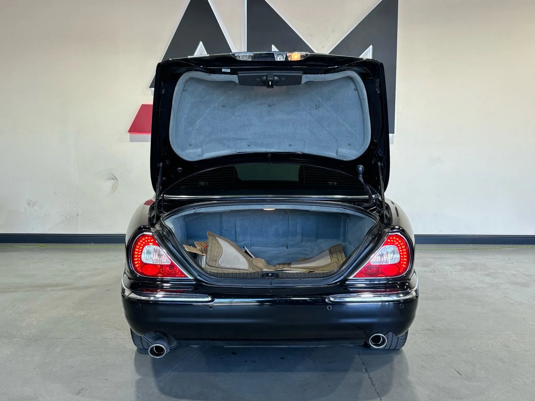 Used 2004 Jaguar XJ8 image 9