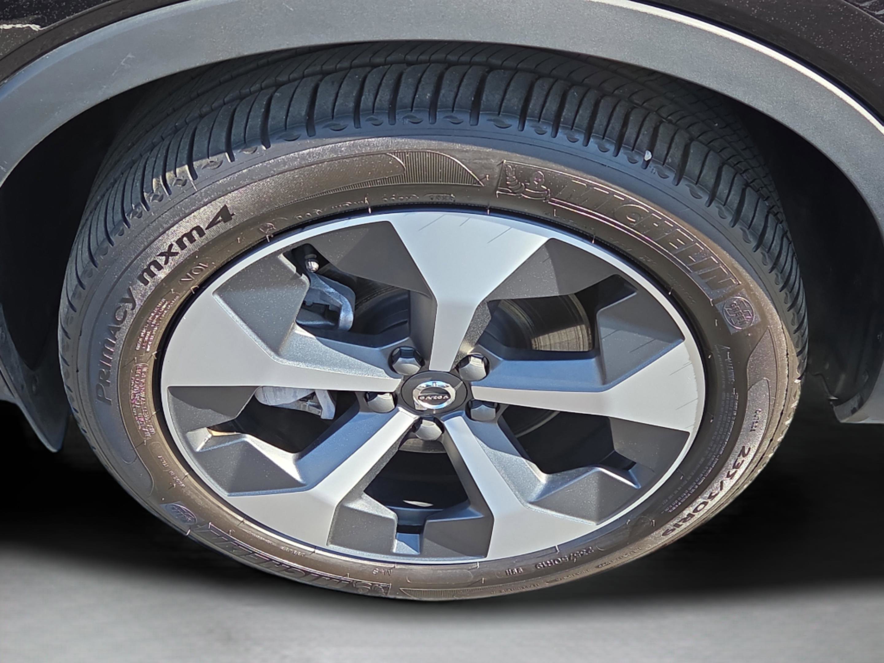 Used 2025 Volvo XC40 B5 Plus image 9