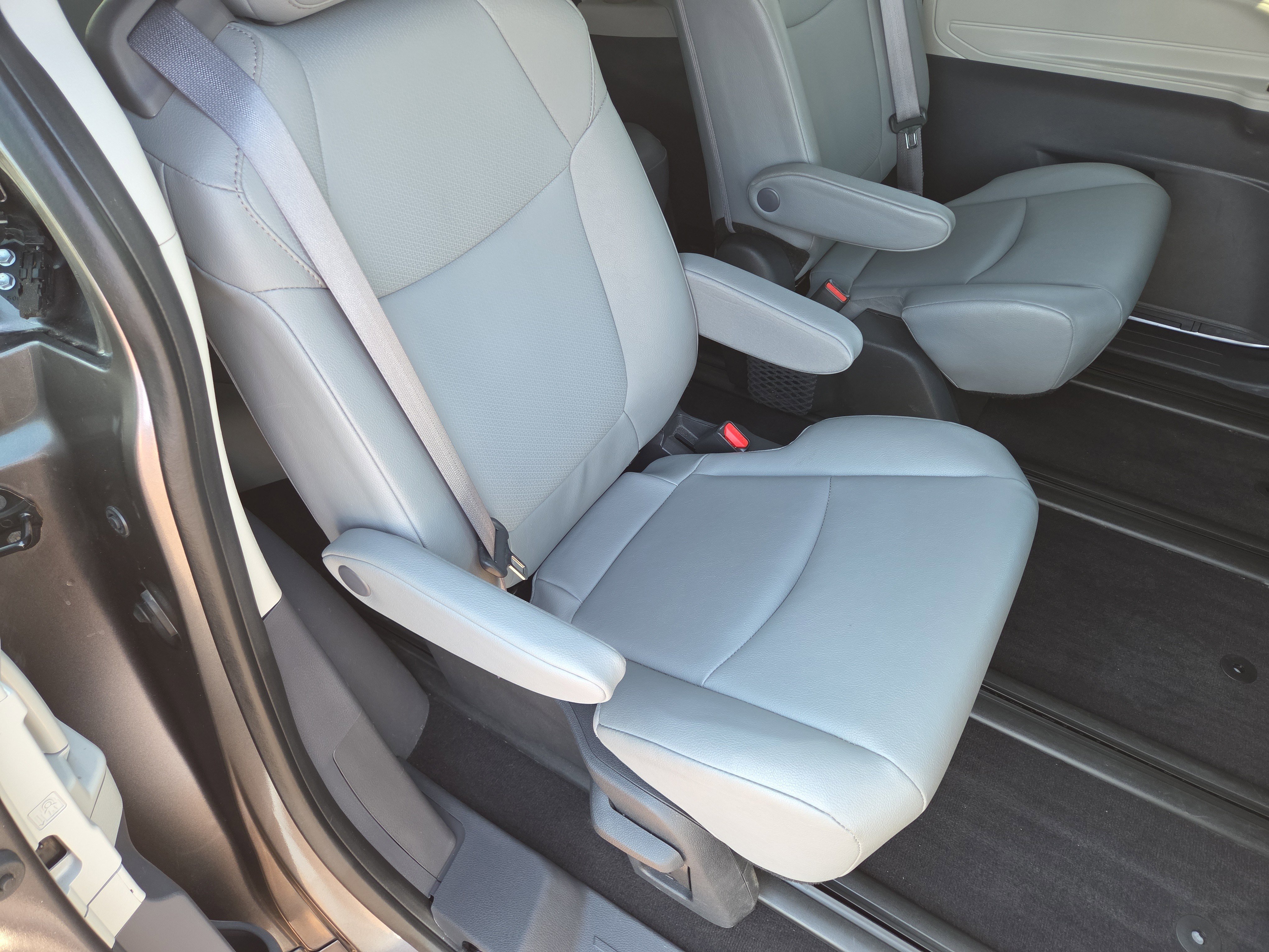 Used 2023 Toyota Sienna XLE w/ XLE Plus Package image 19