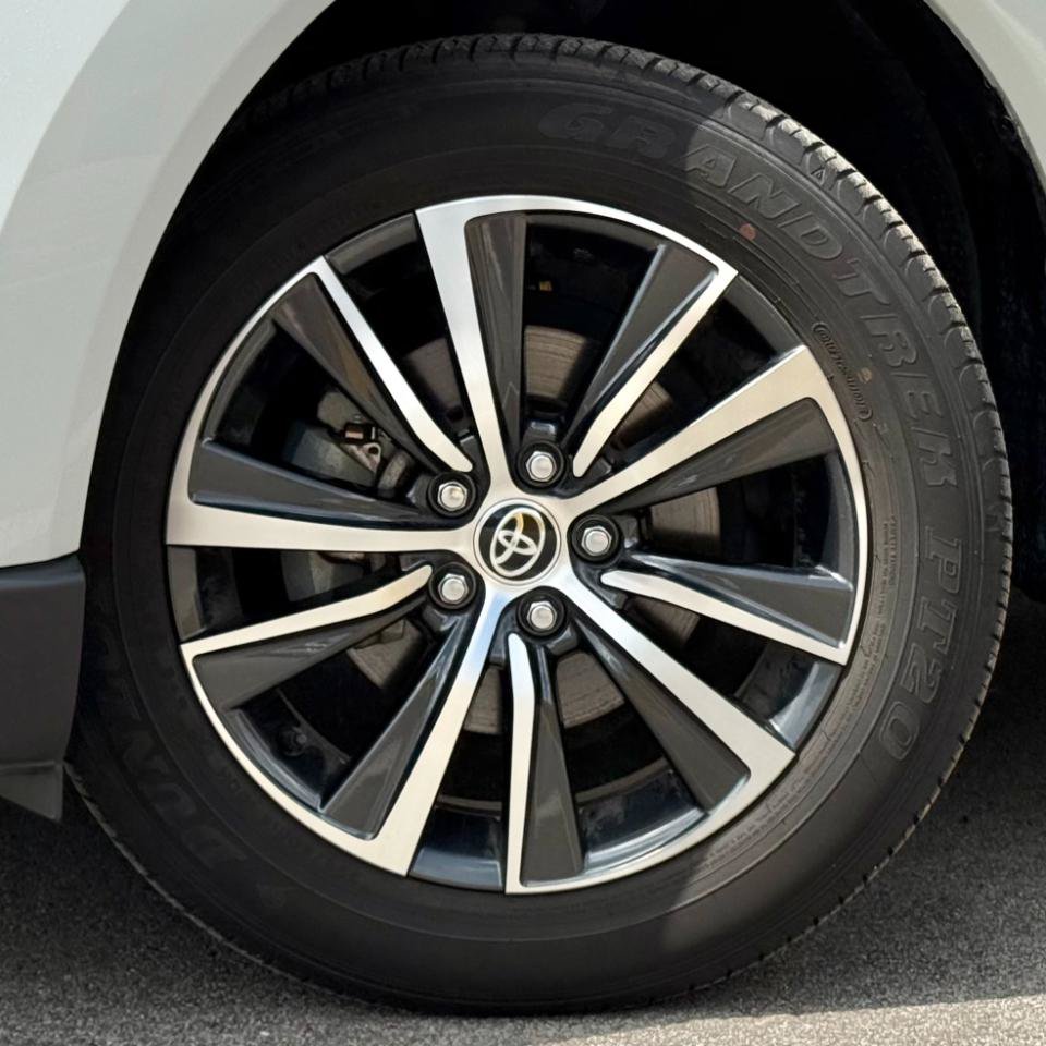 Used 2023 Toyota Venza LE AWD/4WD image 22