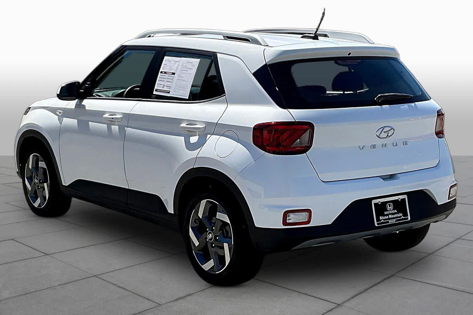 Used 2025 Hyundai Venue SEL FWD image 12