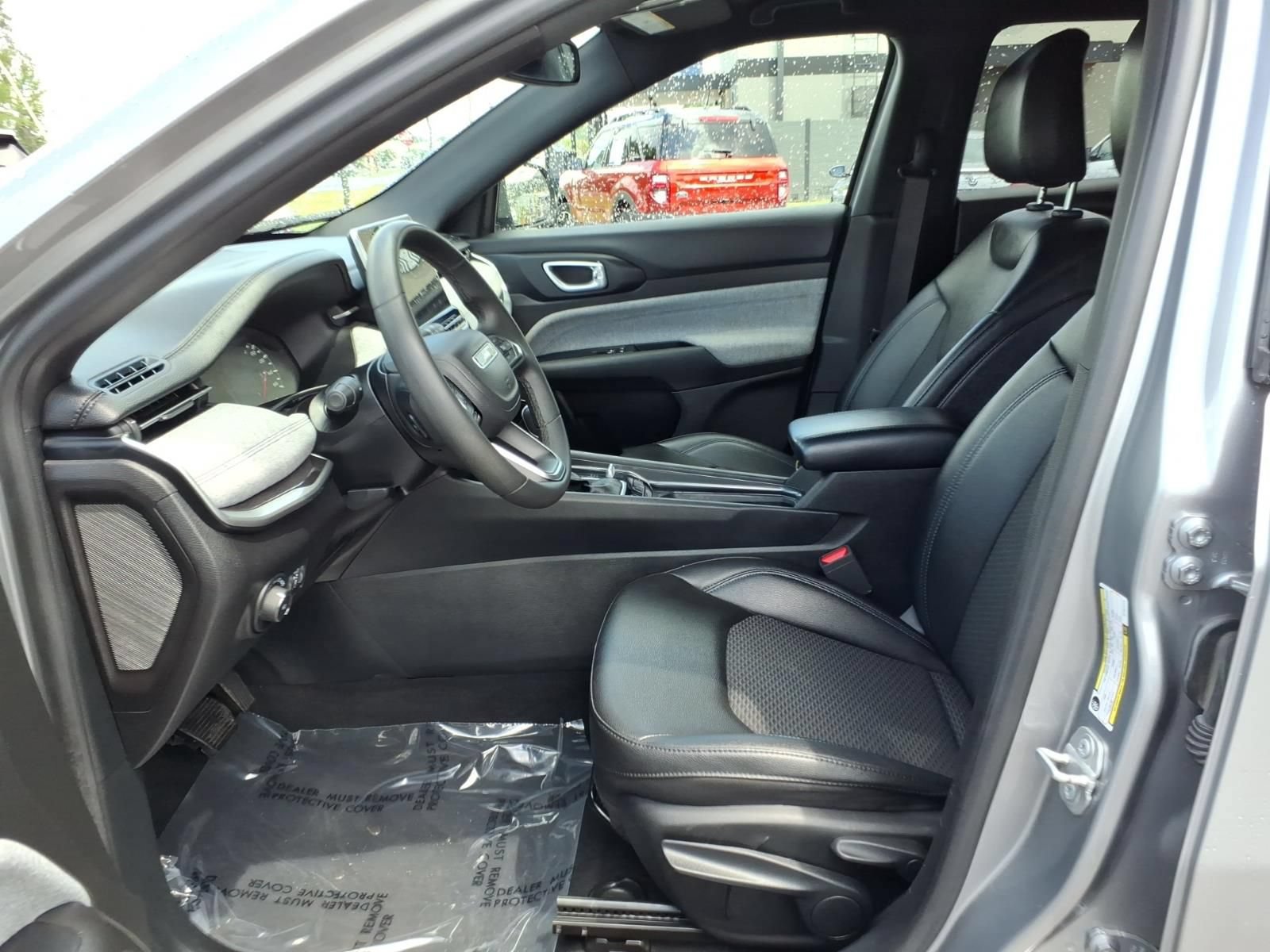 Used 2024 Jeep Compass Latitude AWD/4WD image 9