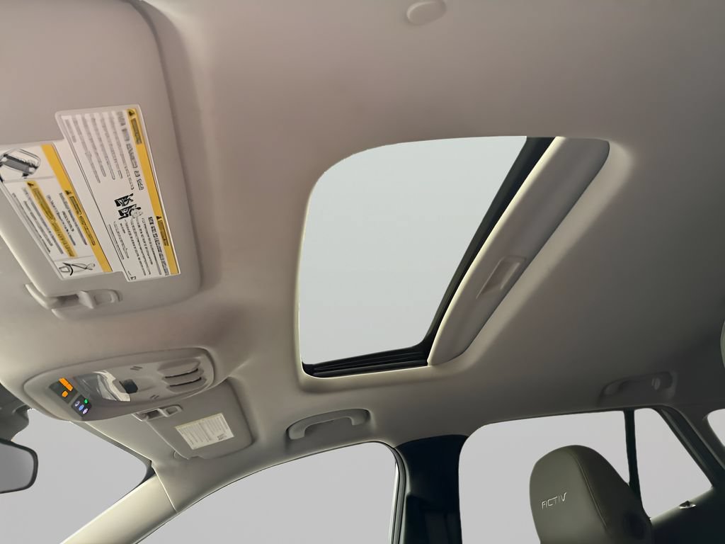 Used 2024 Chevrolet Trax ACTIV w/ Sunroof Package FWD image 28