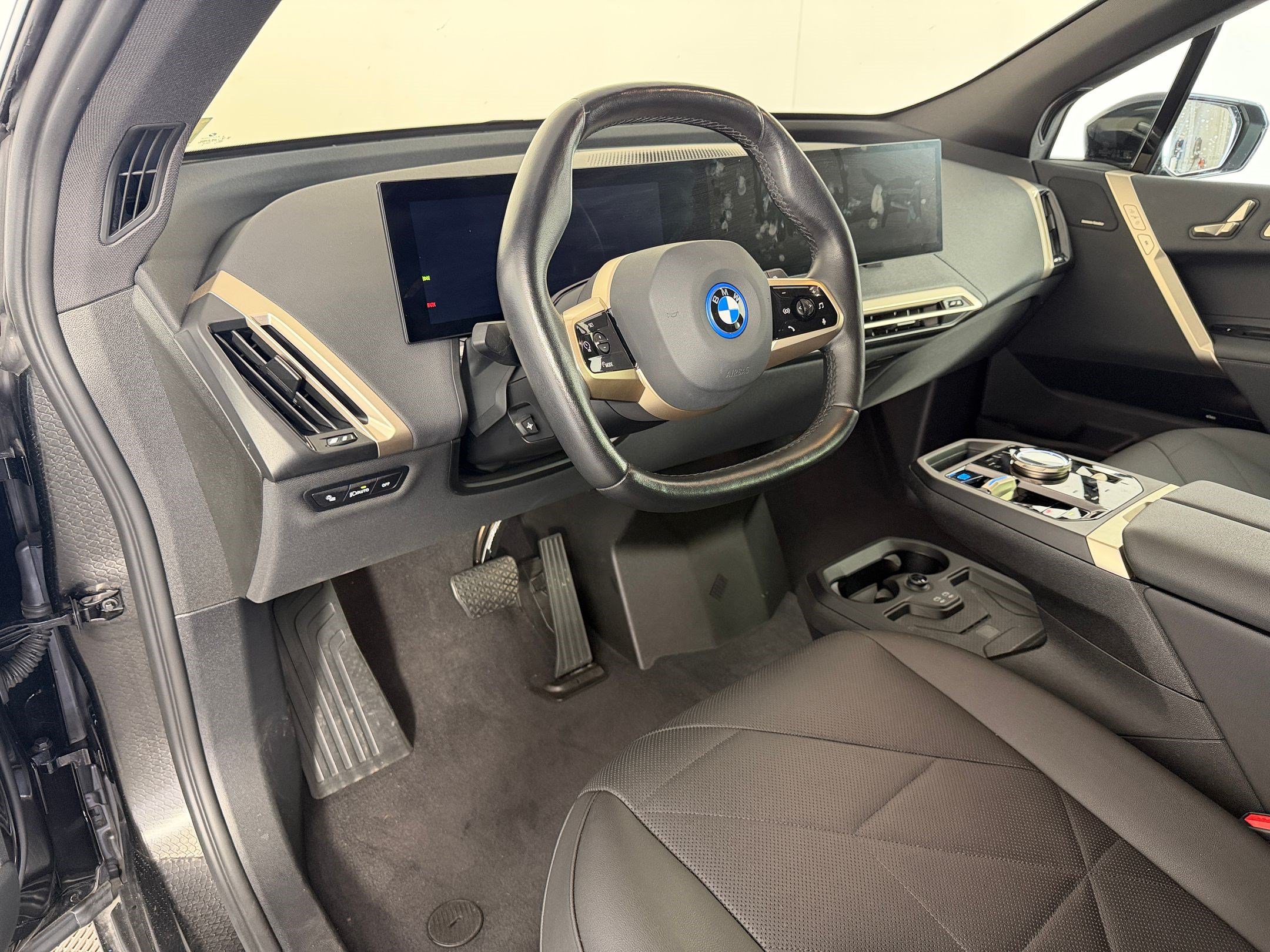 Used 2023 BMW iX xDrive50 w/ Convenience Package AWD/4WD image 4
