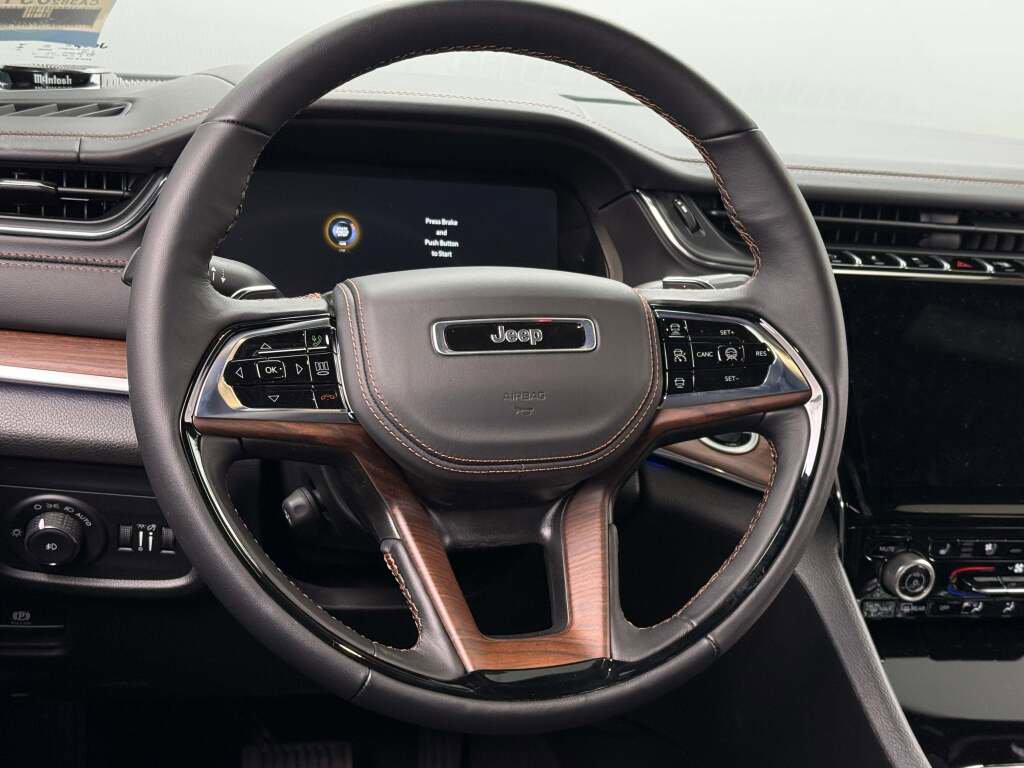 New 2025 Jeep Grand Cherokee L Summit w/ Luxury Tech Group V image 21