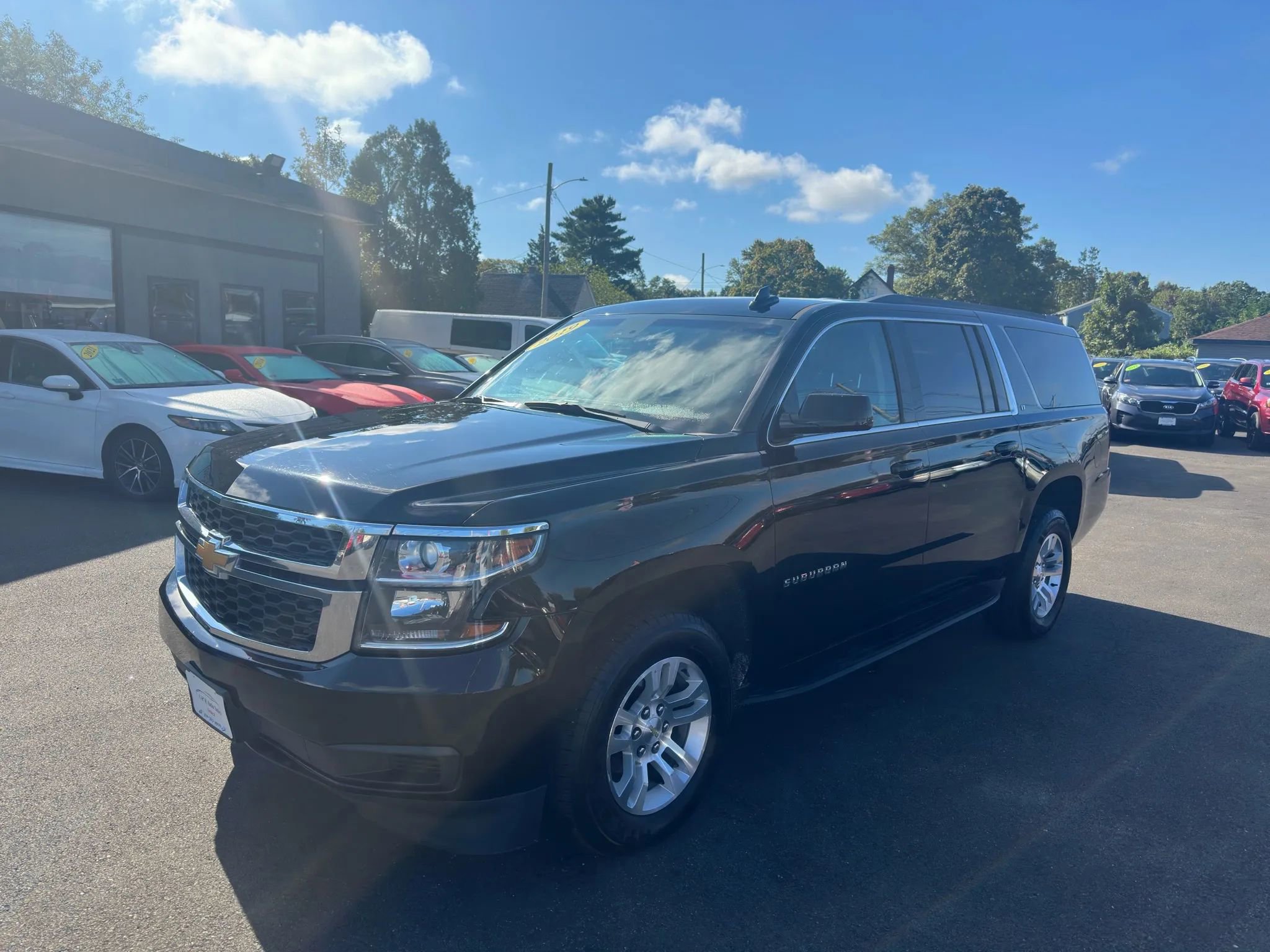 Used 2019 Chevrolet Suburban LT image 2