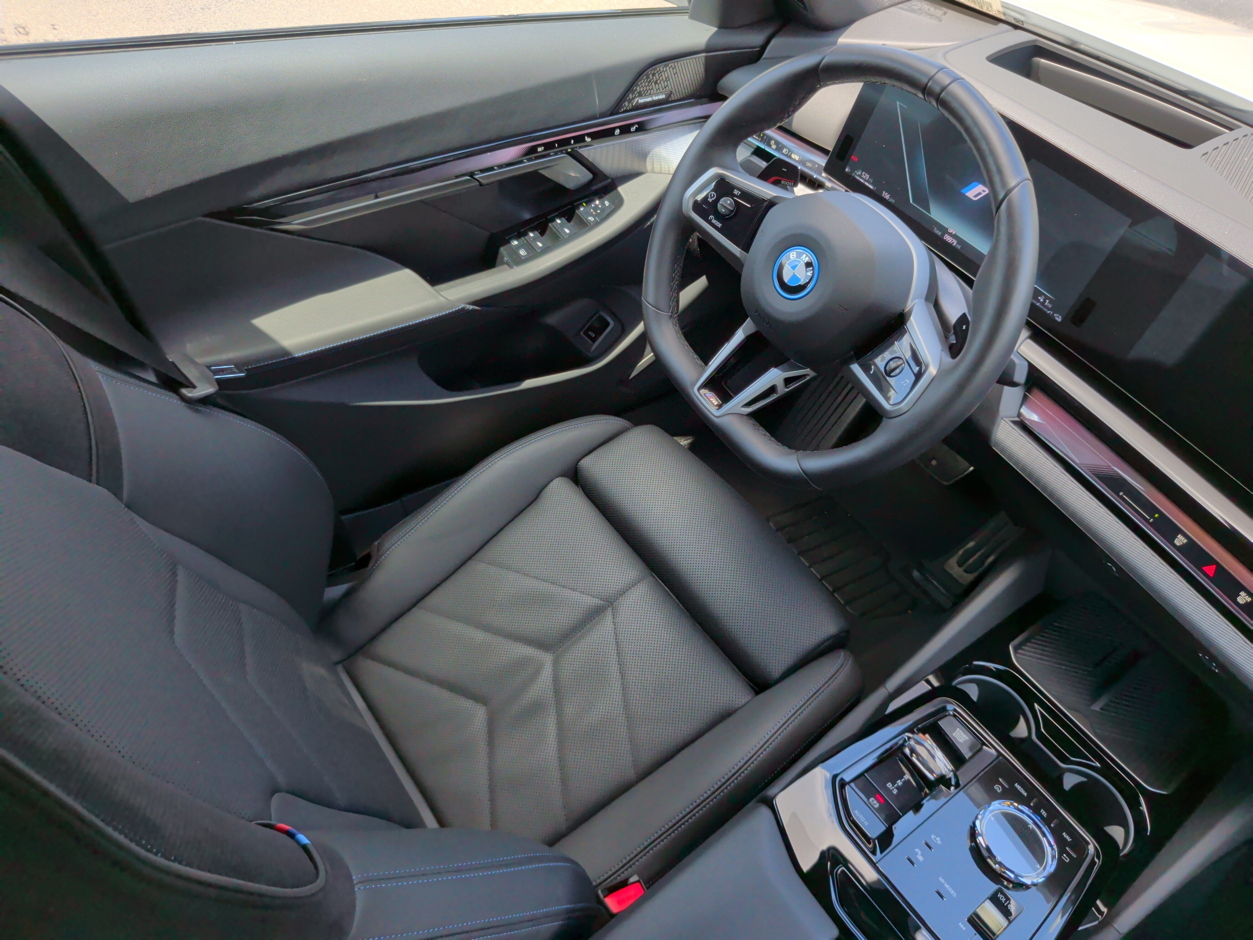 Certified 2026 BMW 550e xDrive w/ Executive Package AWD/4WD image 36