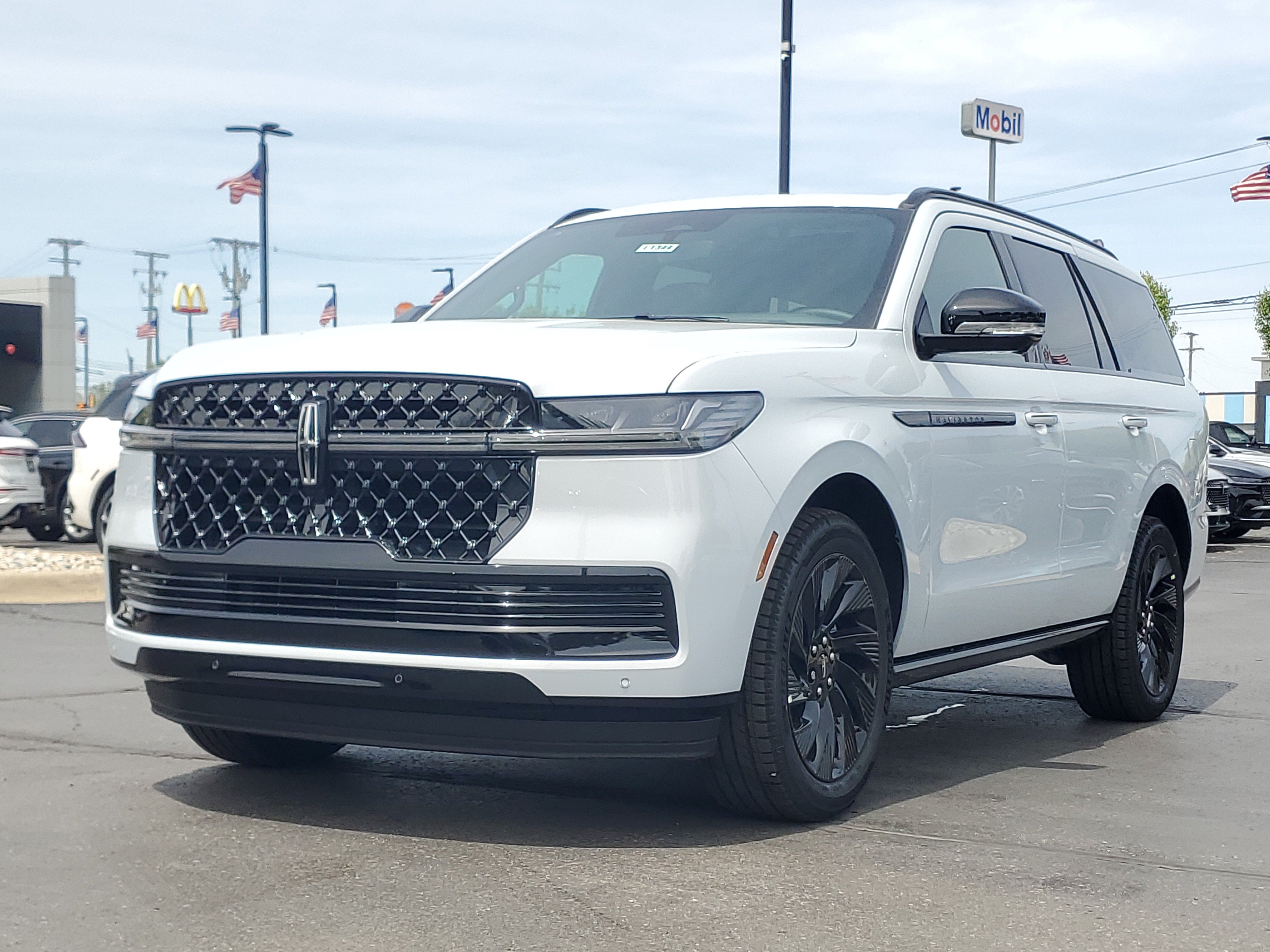 New 2026 Lincoln Navigator Reserve w/ Jet Appearance Package AWD/4WD image 2