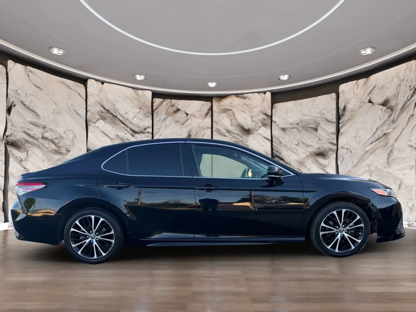 Used 2018 Toyota Camry SE w/ Moonroof Package FWD image 4