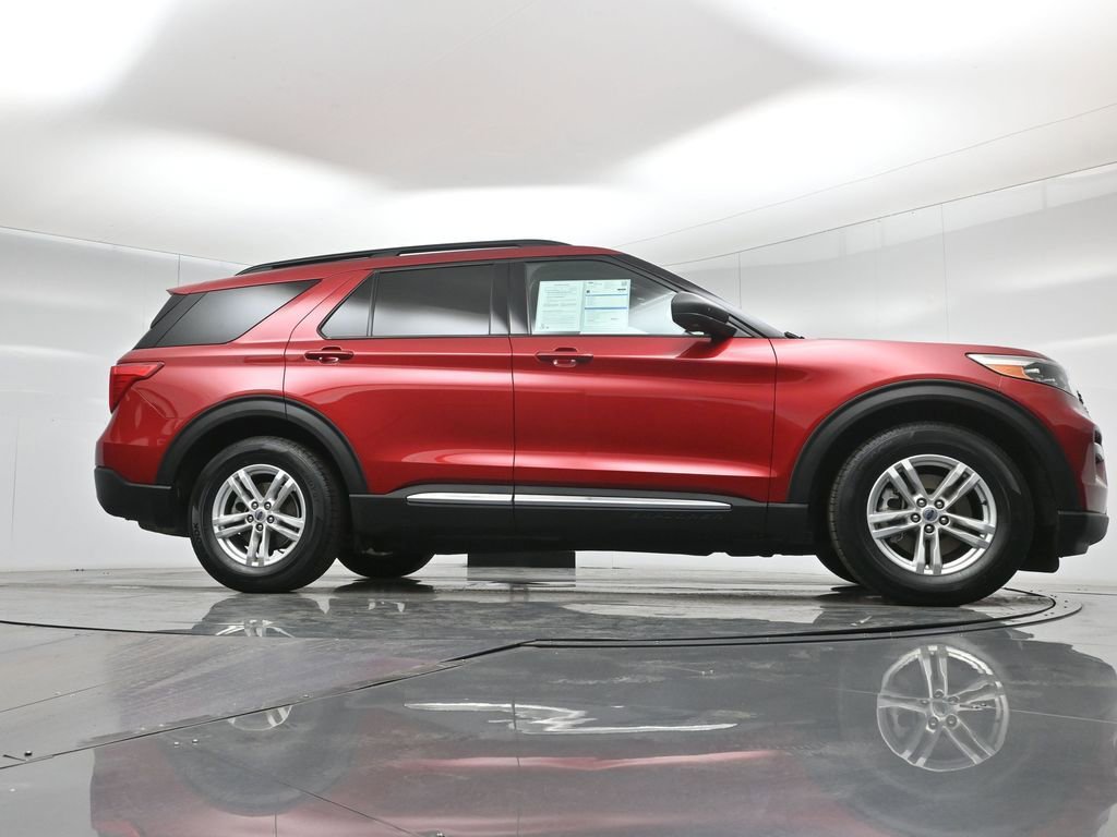 Certified 2021 Ford Explorer XLT image 3