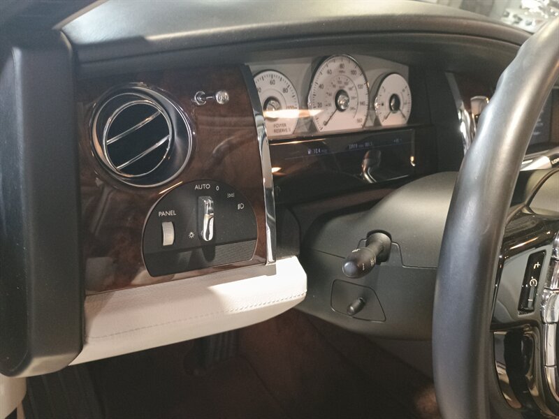 Used 2013 Rolls-Royce Ghost RWD image 21