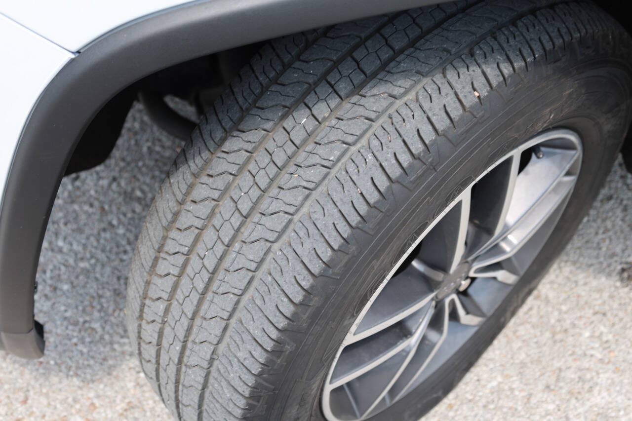 Used 2019 Jeep Grand Cherokee Limited AWD/4WD image 25