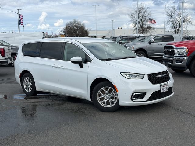 Used 2023 Chrysler Pacifica Touring-L video 2