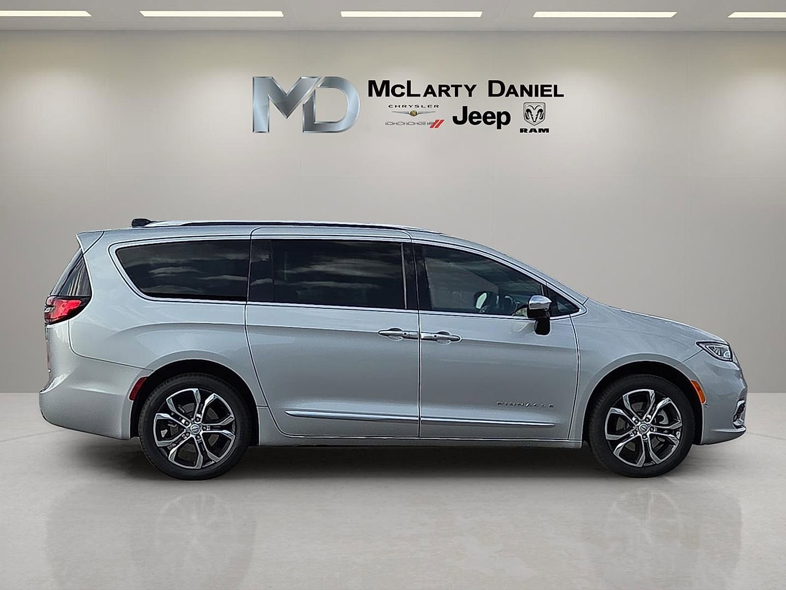 New 2026 Chrysler Pacifica Pinnacle w/ Trailer Tow Group AWD/4WD image 6