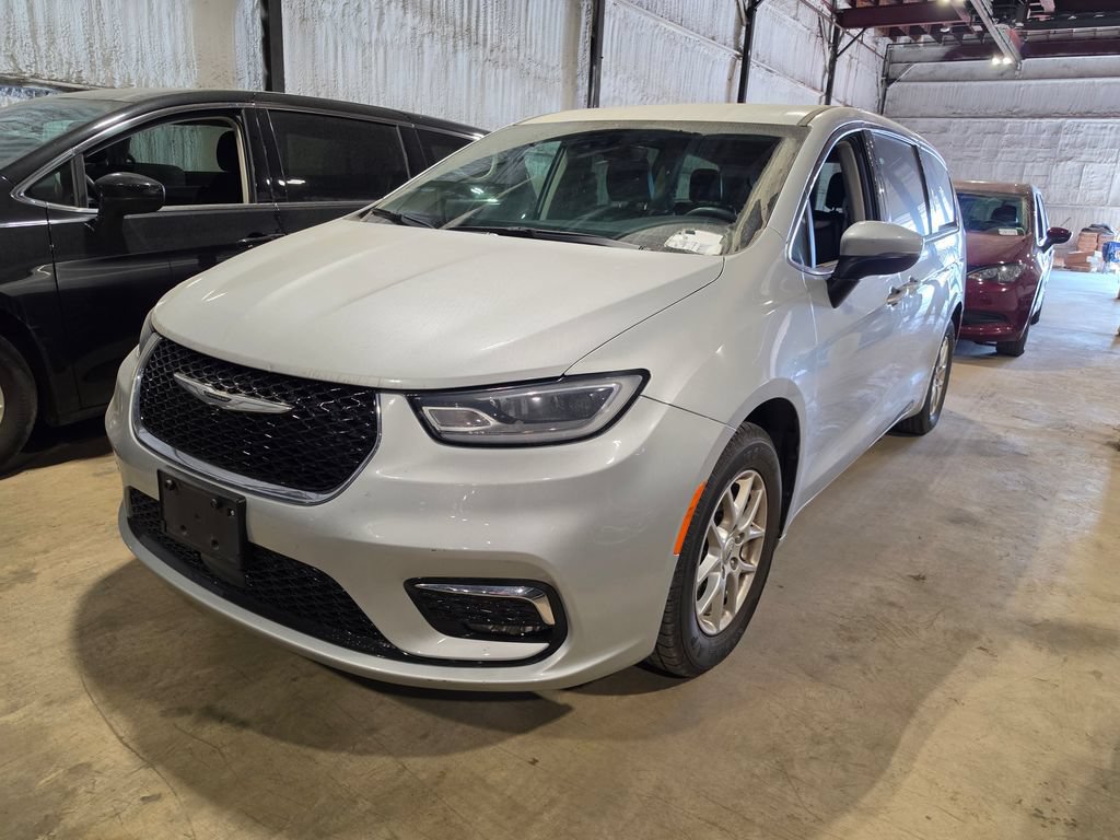 Used 2023 Chrysler Pacifica Touring-L FWD image 1