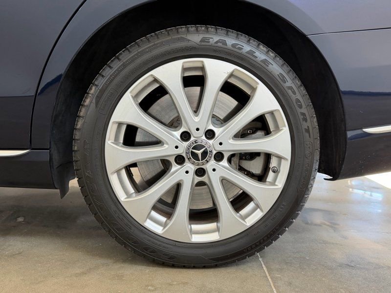 Used 2018 Mercedes-Benz E 400 4MATIC Wagon w/ Premium 2 Package image 12