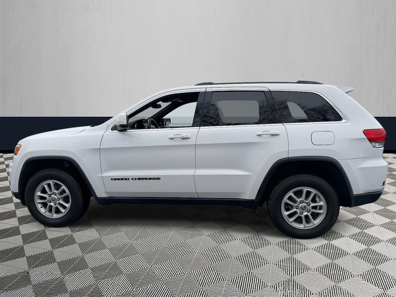 Used 2019 Jeep Grand Cherokee Laredo image 3