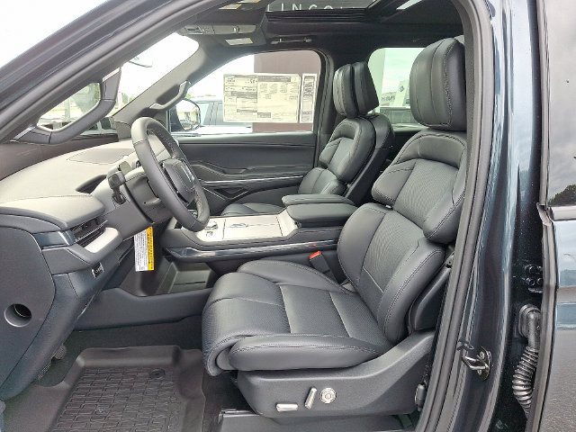 New 2025 Lincoln Navigator L Reserve w/ Jet Appearance Package AWD/4WD image 6