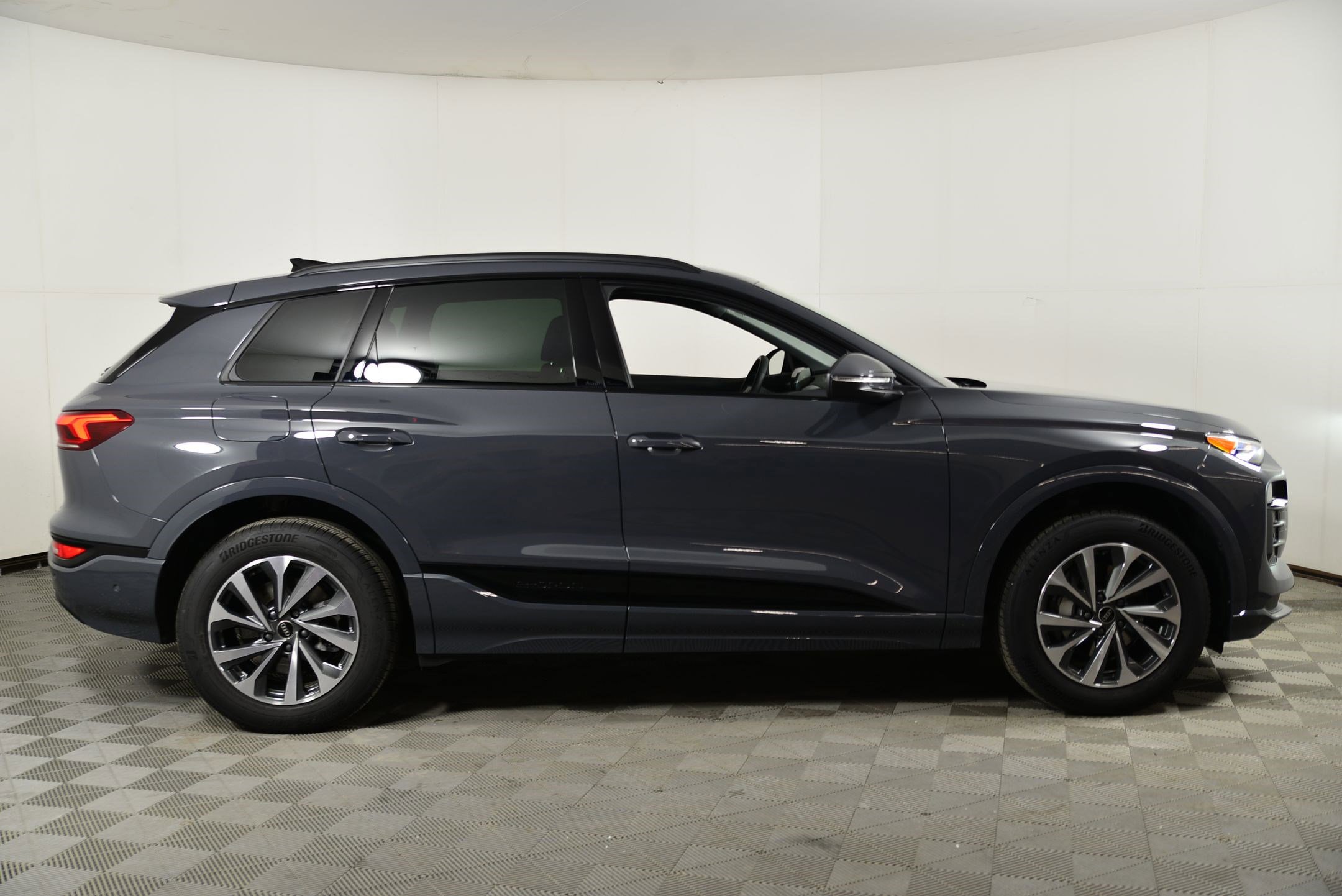 Used 2025 Audi Q6 e-tron Premium w/ Convenience Package image 8