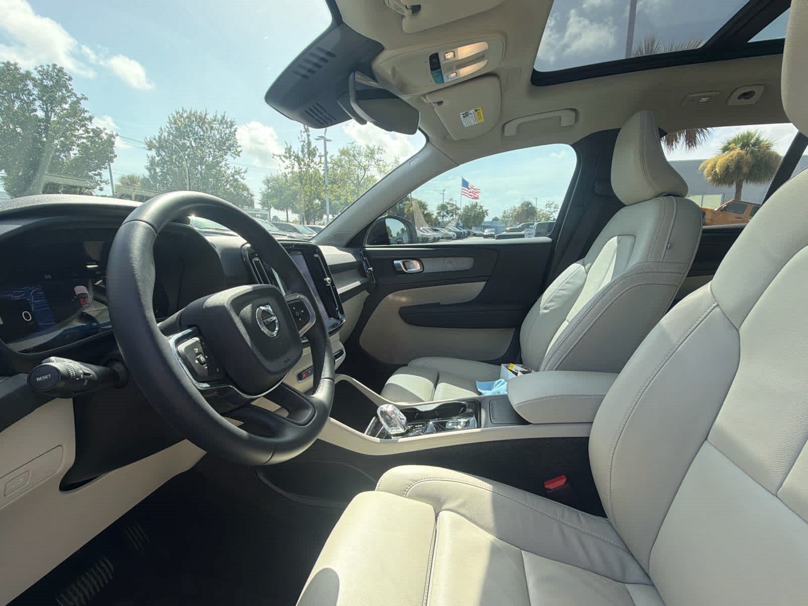 Certified 2023 Volvo XC40 B4 Plus w/ Protection Package Premier FWD image 35