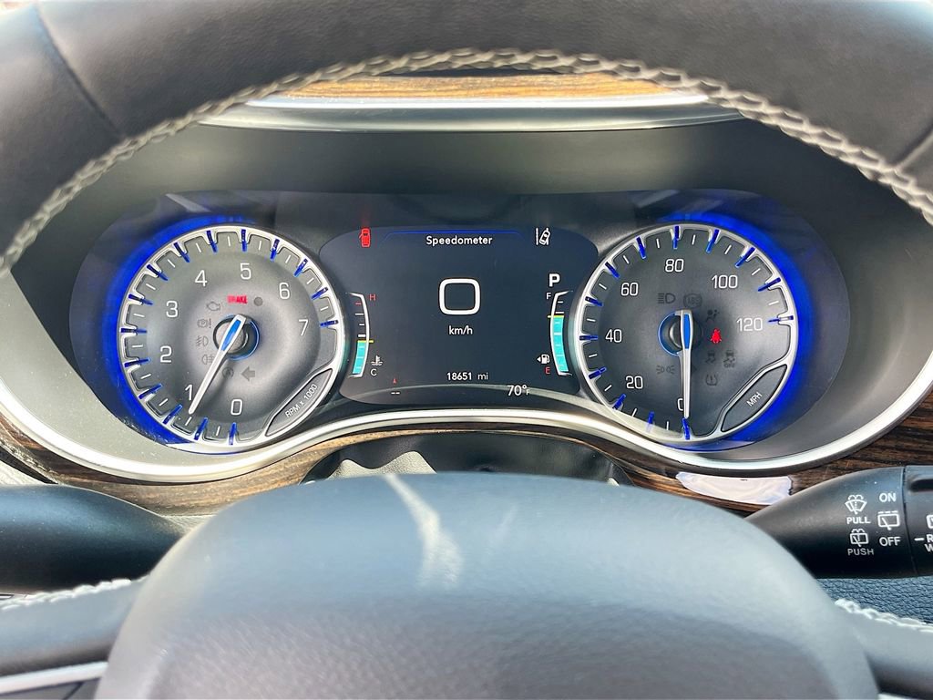 Used 2023 Chrysler Pacifica Limited w/ Uconnect Theater Family Group image 12