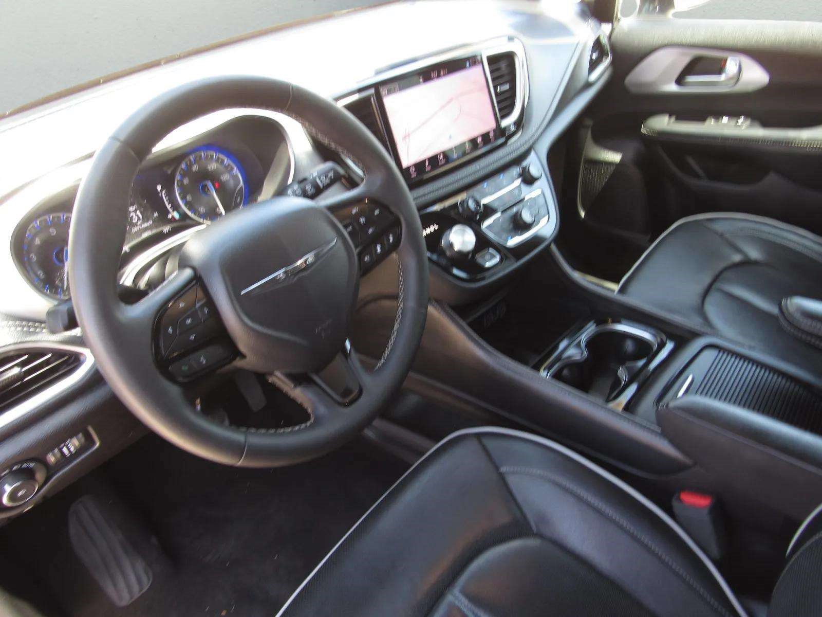 Used 2025 Chrysler Pacifica Limited FWD image 17
