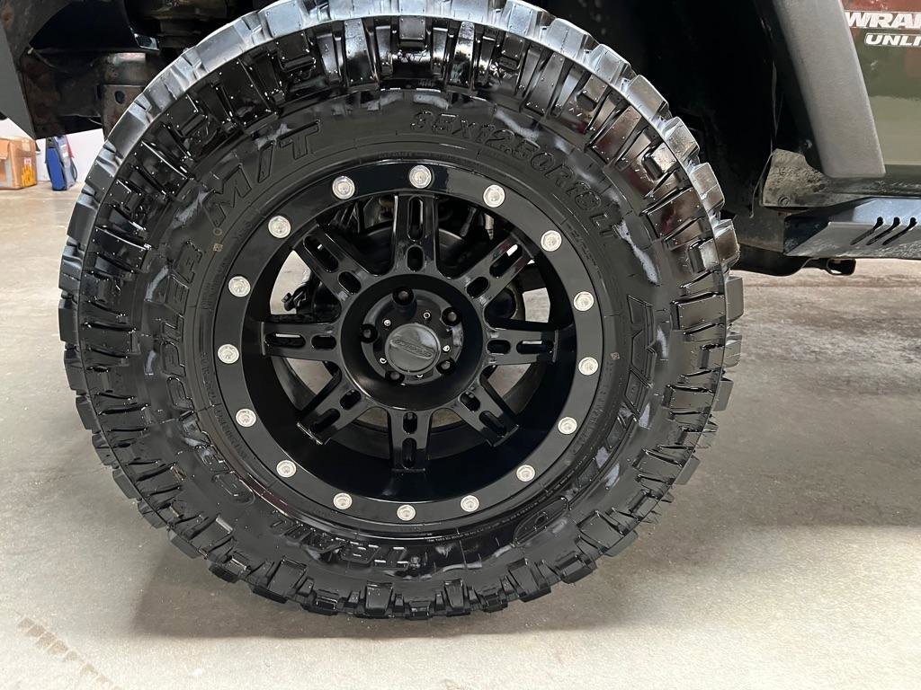 Used 2015 Jeep Wrangler Unlimited Rubicon w/ Connectivity Group image 16