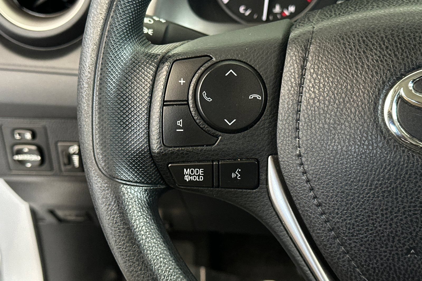 Used 2017 Toyota RAV4 LE w/ All Weather Liner Package FWD image 29