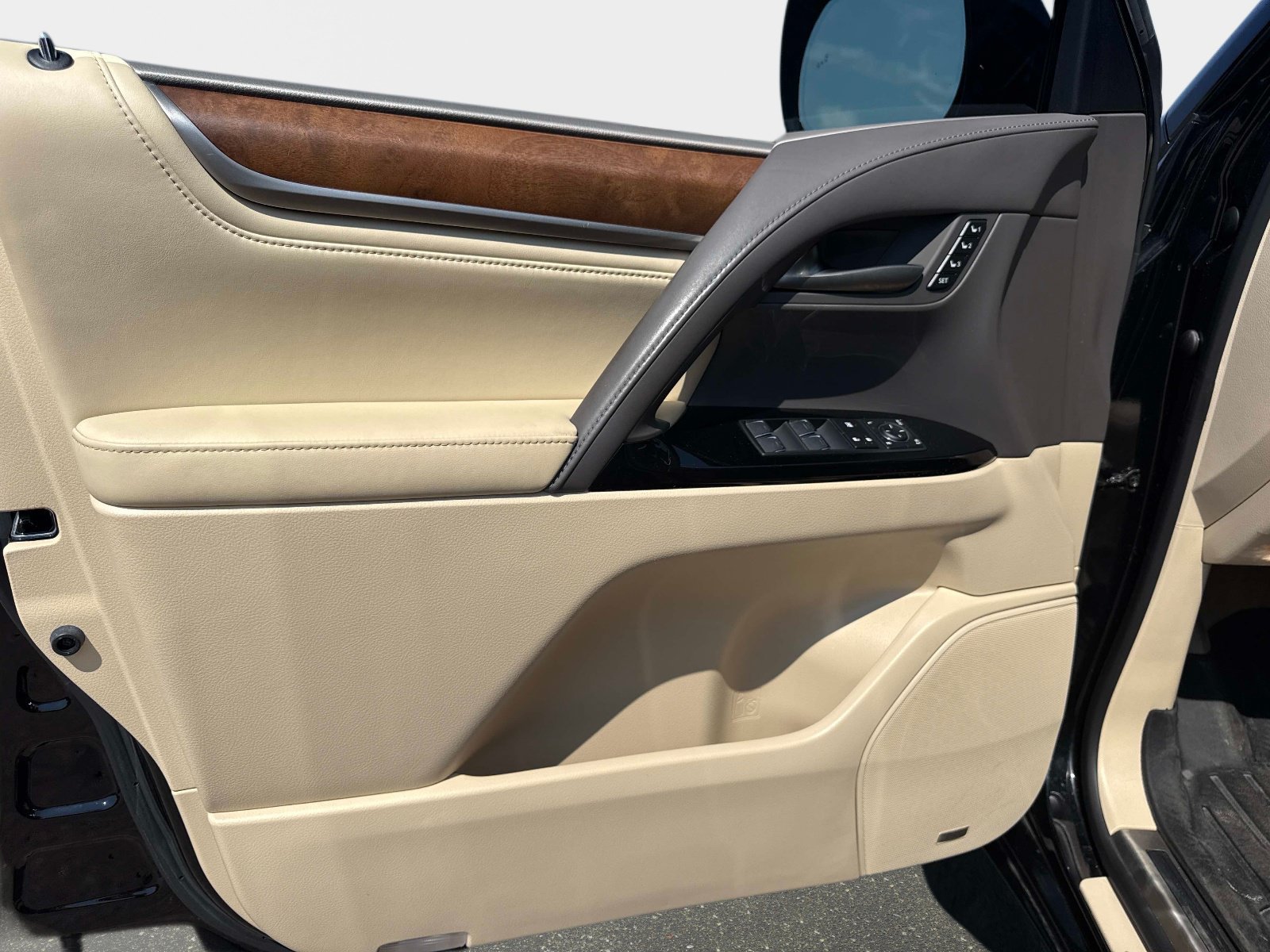 Used 2020 Lexus LX 570 4WD w/ 3rd Row & Luxury Pkg image 17