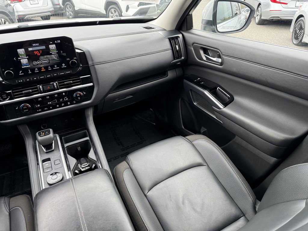Used 2025 Nissan Pathfinder SL image 23