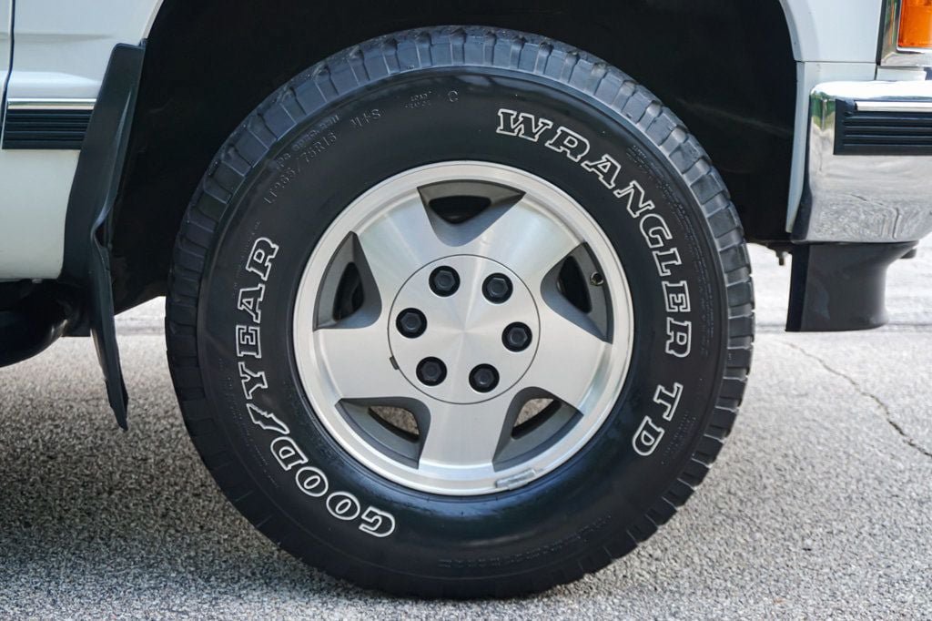 Used 1992 Chevrolet Silverado 1500 4x4 Regular Cab image 32