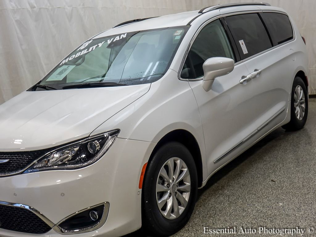Used 2018 Chrysler Pacifica Touring-L Plus w/ Advanced Safetytec Group FWD image 4